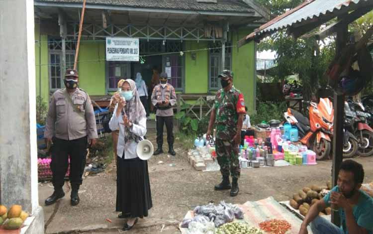 Polsek Kapuas Timur Bersama Unsur Kecamatan Sosialisasikan Vaksinasi di Kawasan Pasar