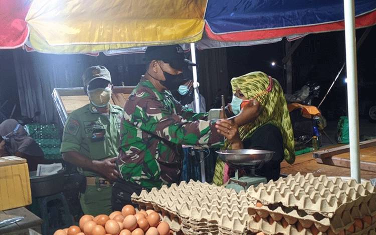 Personel TNI Bersama Satgas Beri Pemahaman Varian Omicron