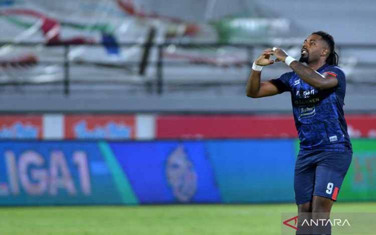 Dwigol Carlos Fortes Bawa Arema FC Amankan 3 Poin dari Persita