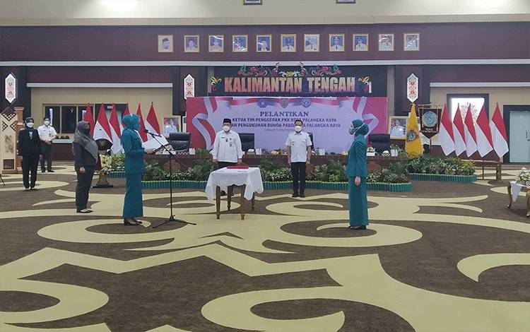 Ivo Sugianto Sabran Lantik Avina Fairid Naparin Sebagai Ketua TP-PKK Kota Palangka Raya