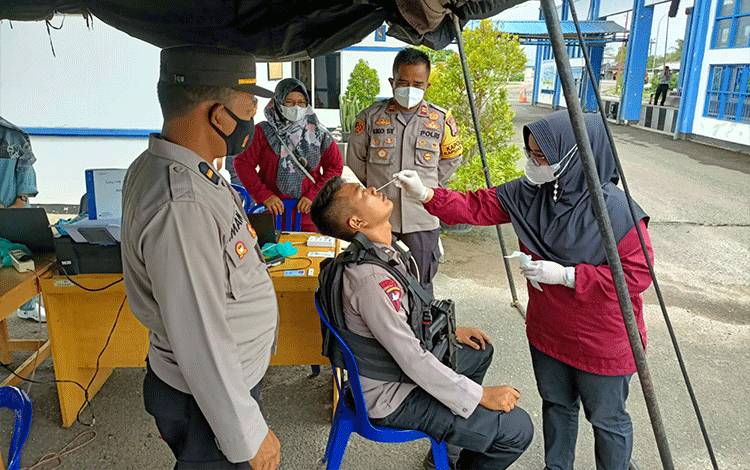 Personel Pos Penyekatan Perbatasan di Kapuas Timur Jalani Swab Antigen