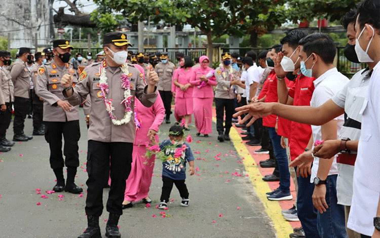Polres Kapuas Gelar Tradisi Pelepasan Pejabat Lama Kapolres dan Wakapolres