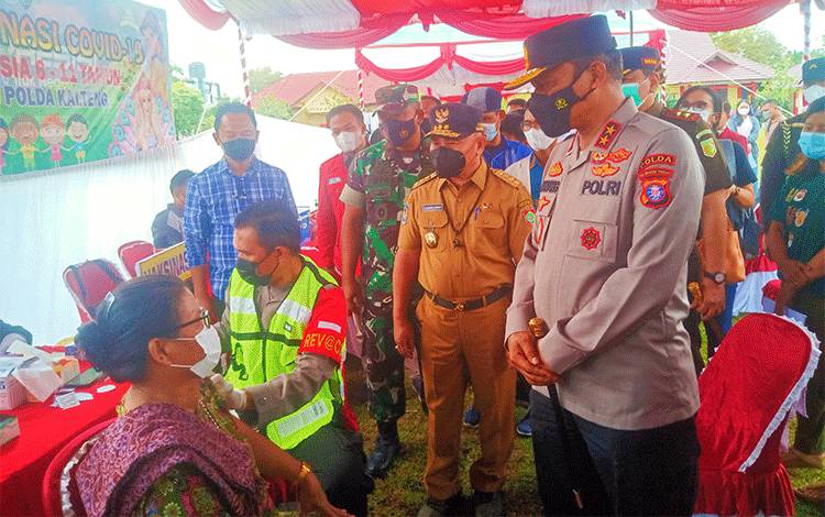 Kapolda Kalteng Tinjau Vaksinasi Massal di Lapangan Barigas