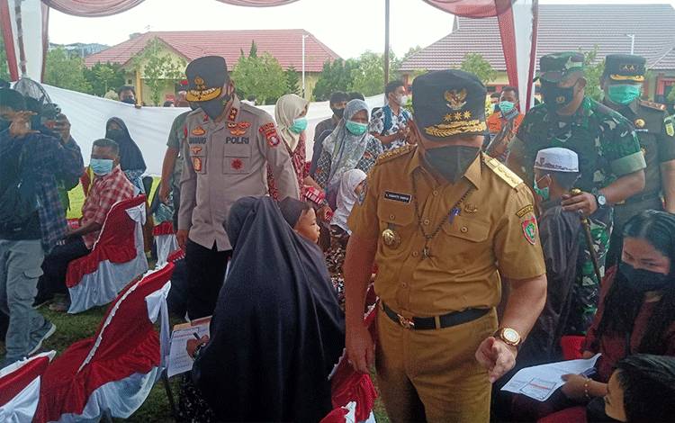 Gubernur Tinjau Vaksinasi Massal di Lapangan Barigas