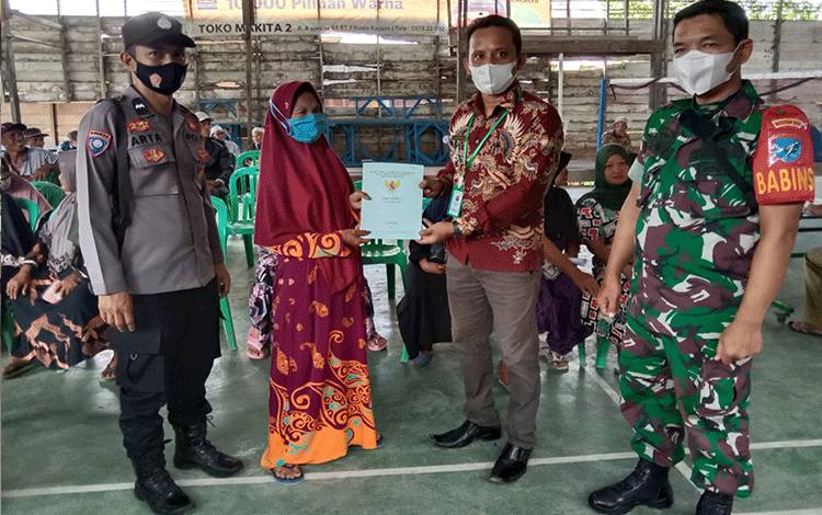 Sertifikat Tanah Program PTSL Warga Desa Saka Lagun Diserahkan