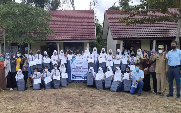 Ratusan Pelajar SMP dan Siswa SMA Berprestasi di Barsel Dapat Beasiswa