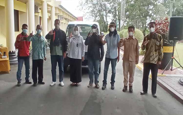PT SSMS Serahkan Bantuan Mobil Operasional kepada KTH Komunitas Karya Masoraian