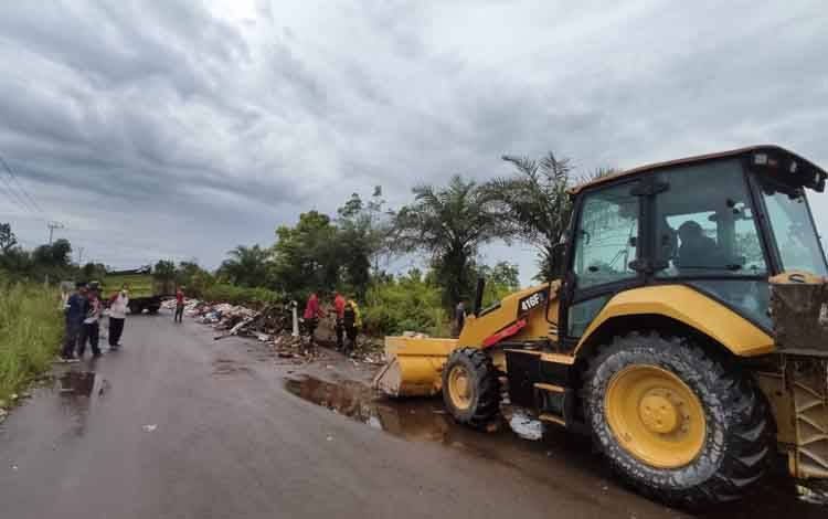 Tumpukan Sampah Sepanjang 30 Meter di Pelita Barat Dibersihkan dengan Alat Berat