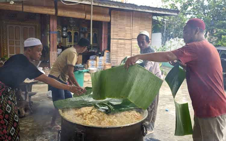 Melihat Cara Pembuatan Nasi Samin Untuk Hidangan Hari Besar Islam di Ponpes Darul Amin Sampit