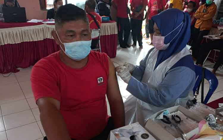 Anggota Manggala Agni Kapuas Jalani Vaksinasi Booster