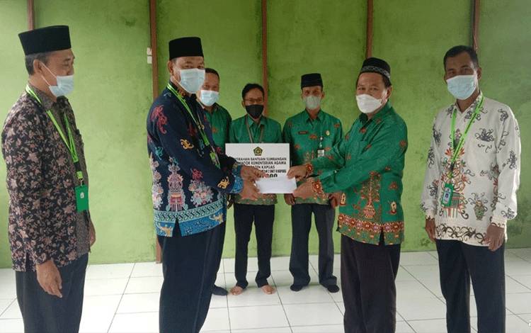 MTsN 2 Kapuas Dapat Bantuan dari UPZ Kemenag