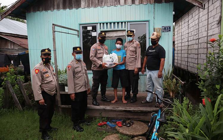 Peduli di Tengah Pandemi, Polres Kapuas Kembali Salurkan Bantuan Sembako ke Warga