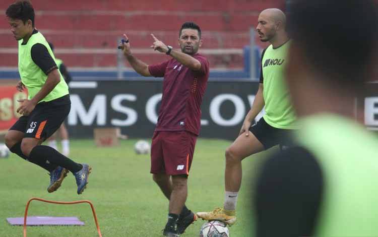 Javier Roca Tak Anggap Spesial Laga Lawan Persija