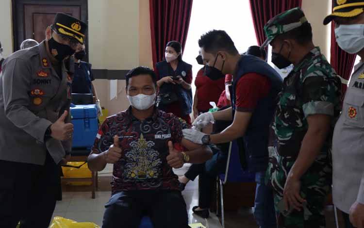 Kapolres Katingan Tinjau Vaksinasi Covid-19 Massal, Ini Pesannya