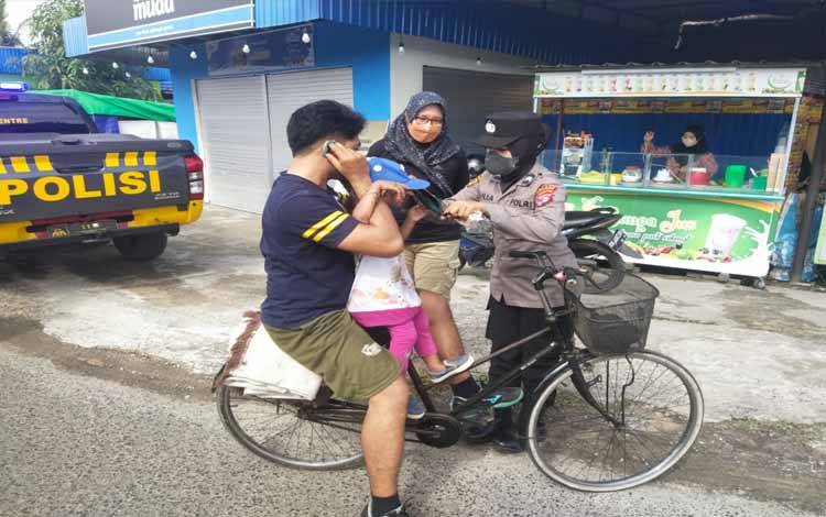 Kasus Aktif Covid-19 Alami Peningkatan, Tim KRYD Polres Kapuas Bagikan Masker dan Ingatkan Warga Disiplin Prokes