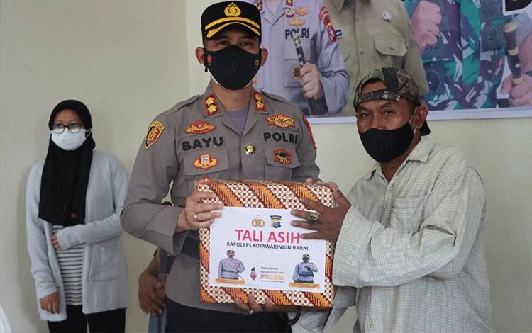 Tinjau Vaksinasi di Puskesmas, Kapolres Kobar Semangati Masyarakat