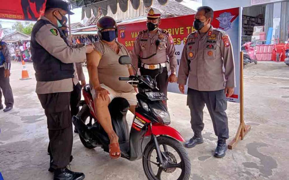 Kapolres Seruyan Pantau Kegiatan Vaksinasi Drive Thru