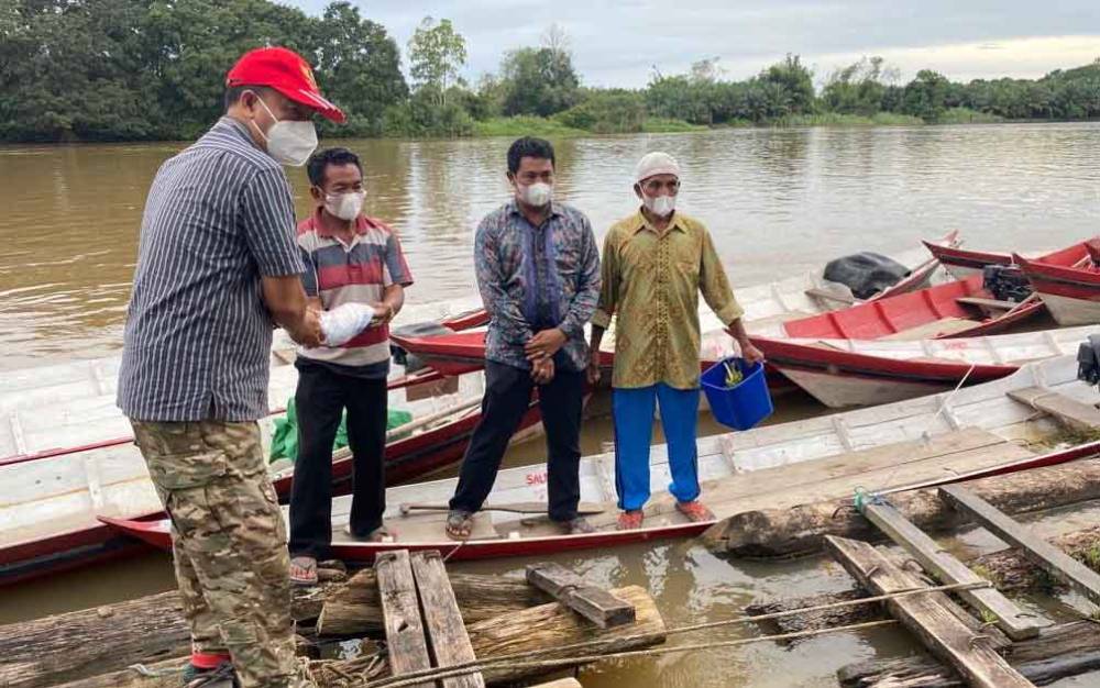 Bupati Seruyan Serahkan Bantuan Perahu untuk Nelayan