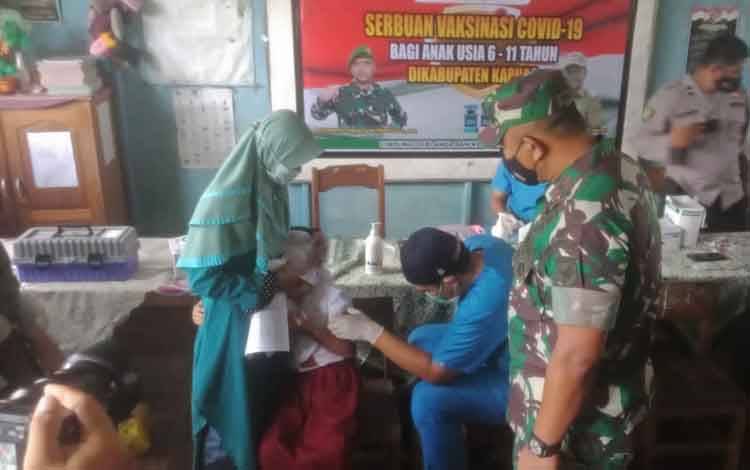Danrem 102 Panju Panjung Tinjau Pelaksanaan Vaksinasi Covid-19 di SDN 2 Selat Dalam