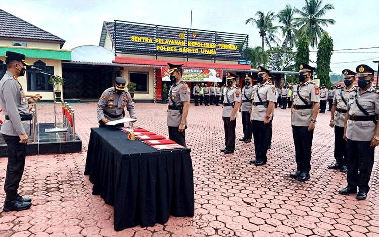 Waka Polres dan 5 Pejabat Lain di Polres Barito Utara Serah Terima Jabatan