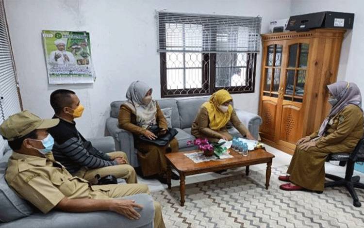 Dinas Perikanan Palangka Raya Serahkan Nama Keanggotaan Pokmaswas