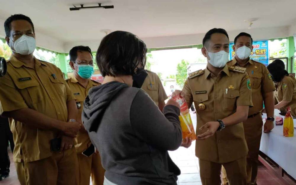 Wali Kota Pimpin Operasi Pasar Minyak Goreng di Kelurahan Palangka