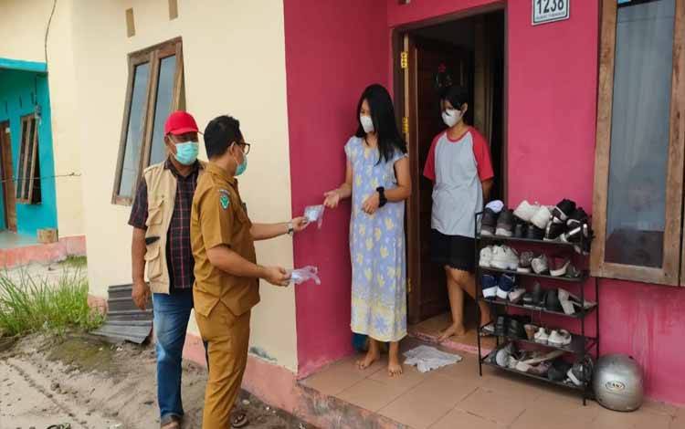 Pasien Covid-19 di Kelurahan Panarung Rutin Terima Obat dari Puskesmas