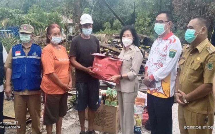 Bupati Pulang Pisau Serahkan Bantuan Korban Kebakaran Desa Saka Kajang