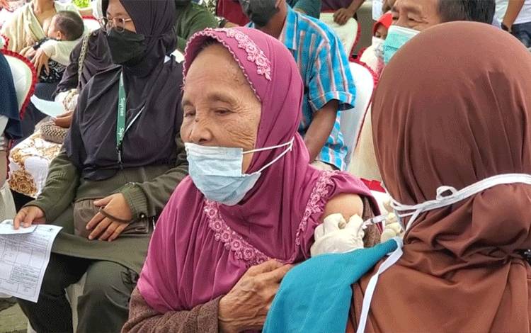 Vaksinasi Lansia Terus Digenjot Guna Tekan Angka Kematian?