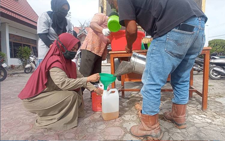 PT. CBU Distribusikan Minyak Curah Bagi Warga Kecamatan Kumai