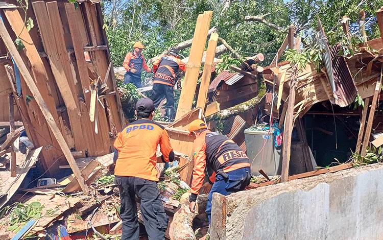 Tim Reaksi Cepat BPBD Damkar Bantu Warga yang Rumahnya Tertimpa Pohon