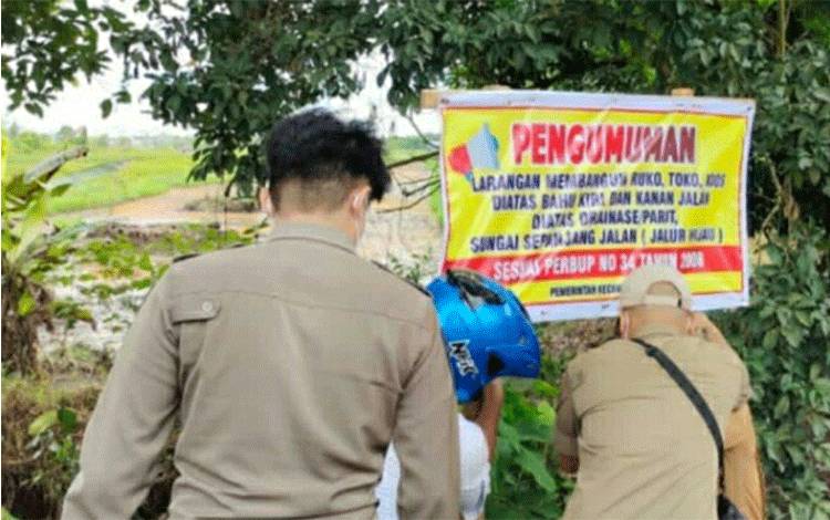 Satpol PP dan Damkar Kapuas Dampingi Kecamatan Selat Tertibkan Bangunan Tidak Berizin