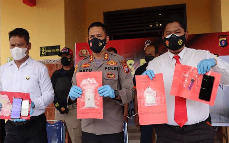 Polres Kobar Rilis Pengungkapan Kasus Narkotika Dengan Barang Bukti Ratusan Gram