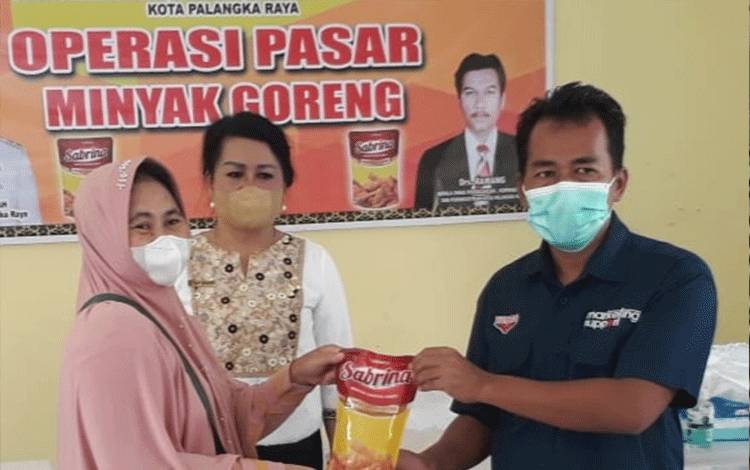 300 Liter Minyak Goreng Subsidi Terjual di Kelurahan Langkai