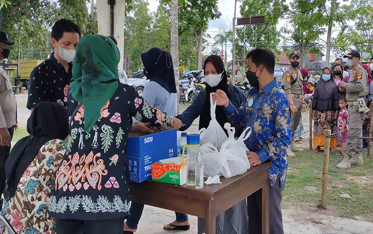 Masyarakat Sukamara Antusias Sambut Operasi Pasar Minyak Goreng Murah