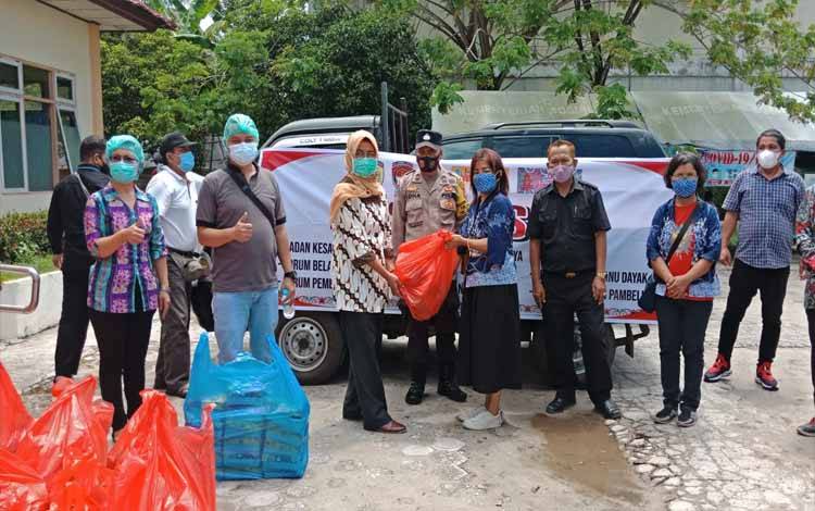 Kesbangpol Bersama Ormas dan Lembaga Bagikan Bantuan untuk Warga Isolasi Mandiri