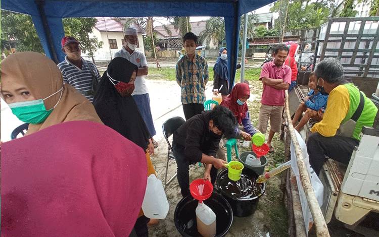 Operasi Pasar Minyak Goreng PT. CBU? Disambut Antusias Warga Madurejo