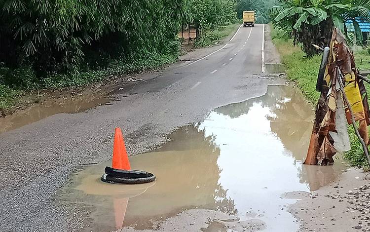 5 Kecelakaan Terjadi dalam 30 Menit Akibat Jalan Berlubang di Desa Simpang Naneng
