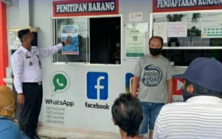 Keluarga WBP Rutan Kapuas Diberi Pengarahan Terkait Aturan Penitipan Barang dan E-Money