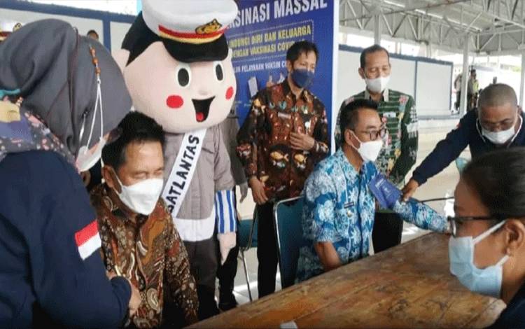 Bupati dan Wakil Bupati Barito Utara Ikuti Vaksinasi Booster