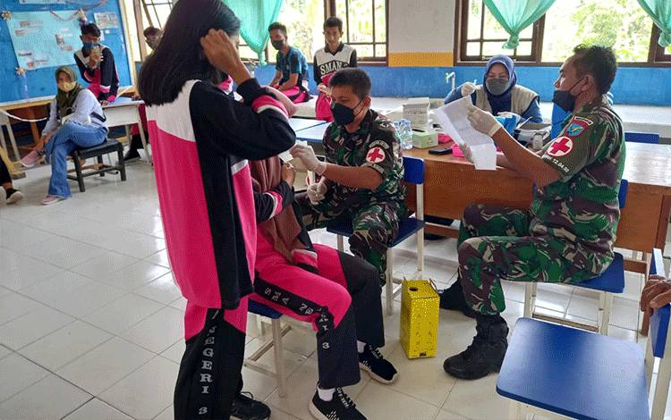 Vaksinasi Mobile Kodim 1013 Muara Teweh Laksanakan Serbuan Vaksinasi di SMAN 3 Muara Teweh