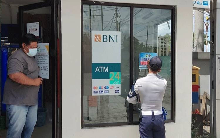 Antisipasi Pungutan Liar, Dishub Palangka Raya Pasang Stiker Parkir Gratis di ATM