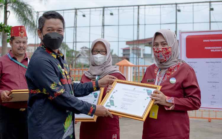 DPMPTSP Seruyan Rutin Berikan Penghargaan Kepada Pegawai Berprestasi