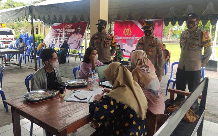 Warga Antusias?Ikuti Vaksinasi Covid-19 di Polsek Seruyan Hilir   ?