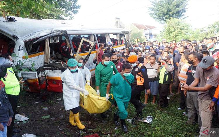 Korban Meninggal Akibat Kecelakaan Bus dengan Kereta Bertambah