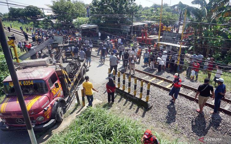 Petugas Kesulitan Evakuasi Bangkai Bus Tertabrak Kereta Api