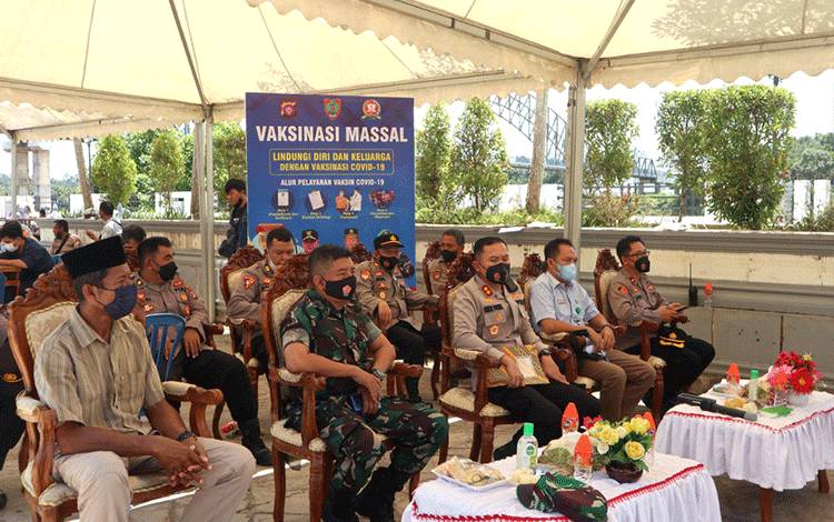Kapolres Polres Barito Utara beserta jajarannya dan anggota Kodim 1013 Muara Teweh mengikuti vidcon dalam rangka akselerasi vaksinasi serentak di seluruh Polda/Polres se-Indonesia dengan sasaran umum lansia, anak usia 6-11 tahun serta lanjutan (booster) bertempat di Jembatan Penghulu Iban Muara Teweh.
