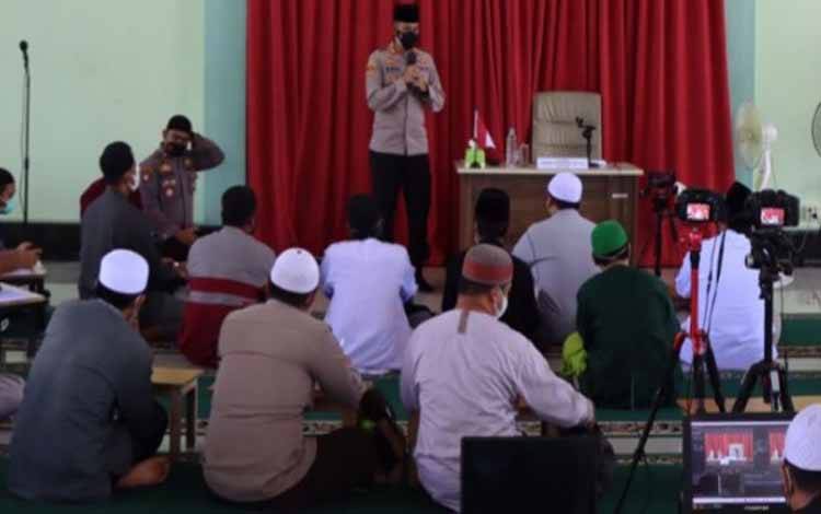 Kapolres Kobar Berikan Imbauan Anti Radikalisme kepada Jamaah Masjid Imam Syaf?i