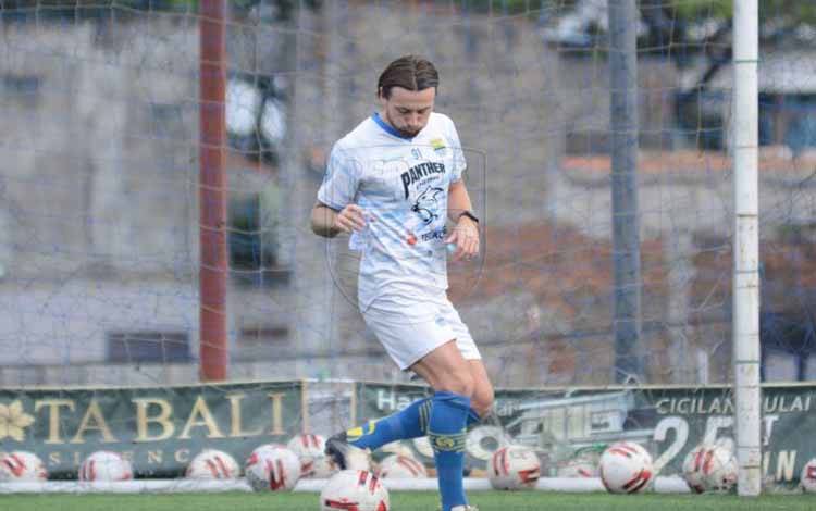 Persija Waspadai Pemain Andalan Persib Marc Klok dan David Silva