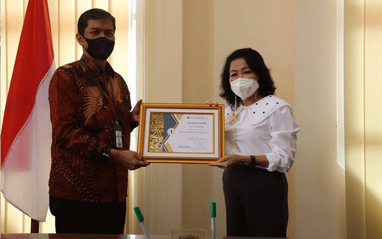 Bupati Pulang Pisau Terima Anugerah Hapakat Award Peringkat I